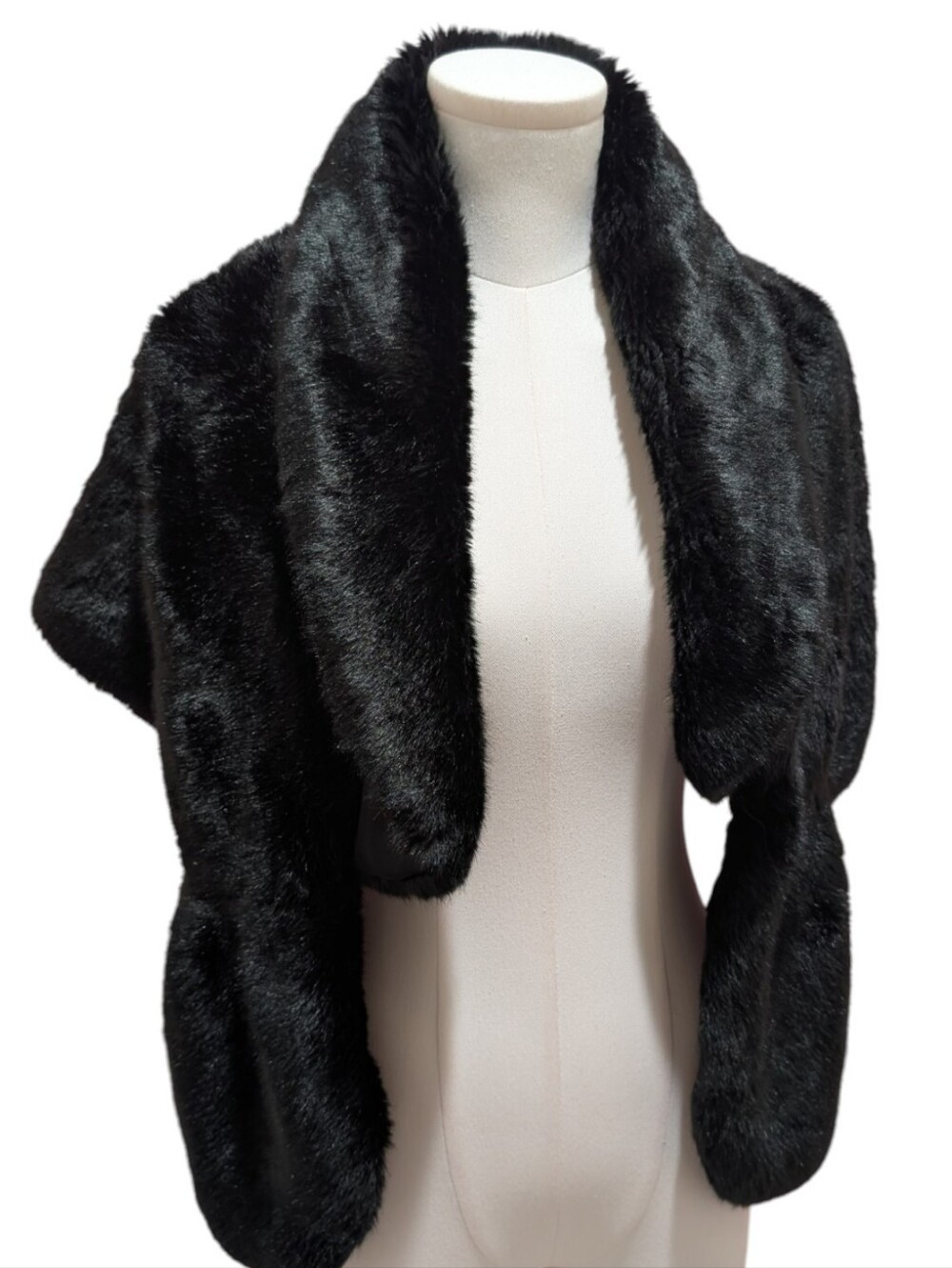 Black Faux Fur Shrug/Stole ‼️Price is firm for this item‼️